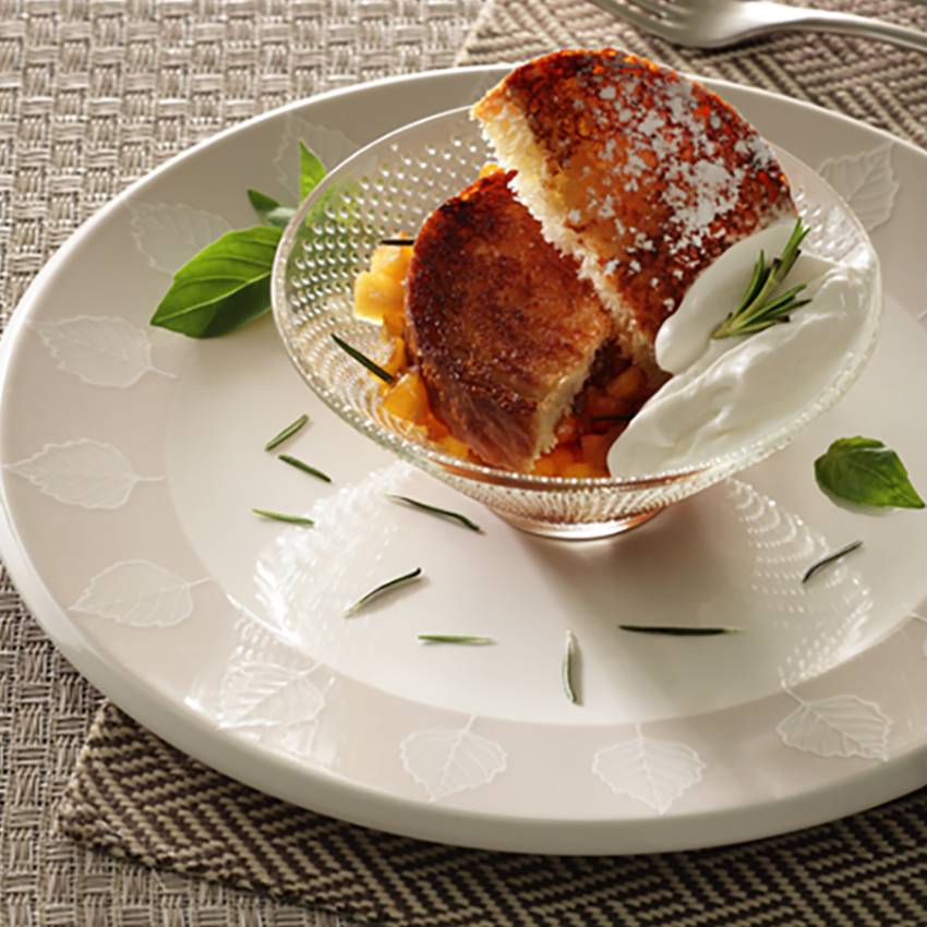 Brioche caramélisée et fruits rôtis aux herbes aromatiques