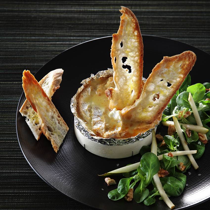 Camembert chaud farci aux poires et aux noix, mouillettes grillées