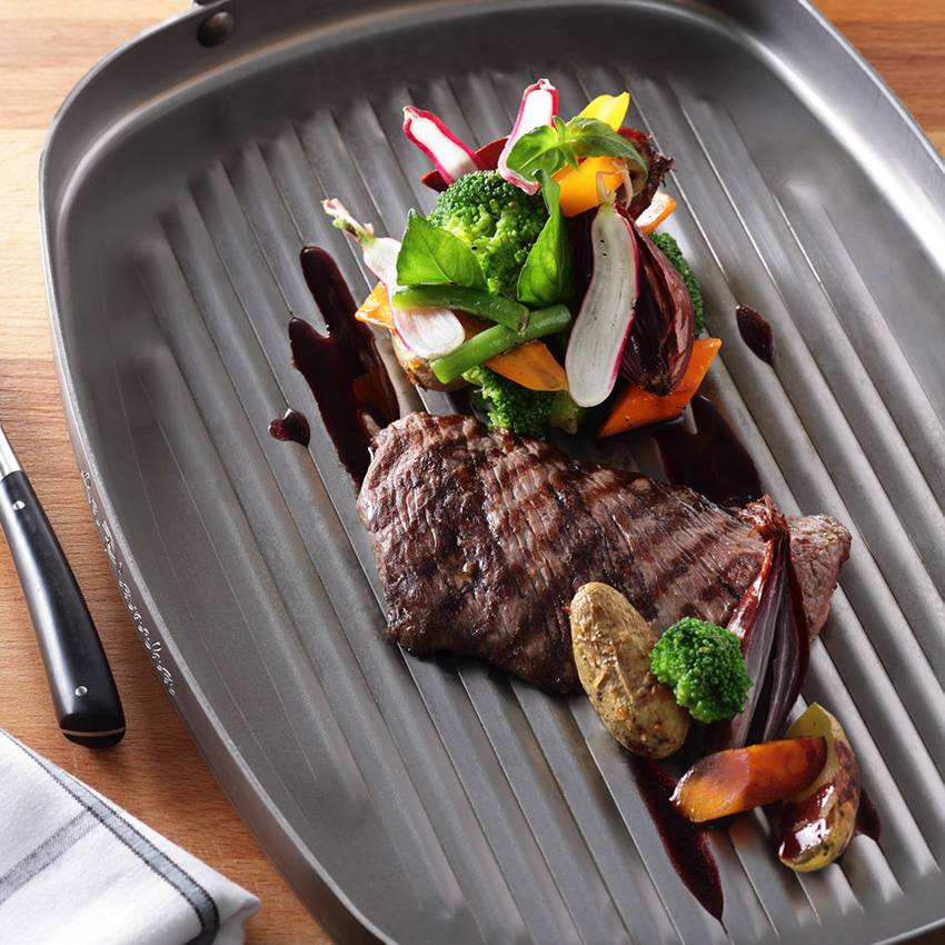 Steak grillé, échalote confite, pommes de terre et jeunes légumes, jus à la bordelaise